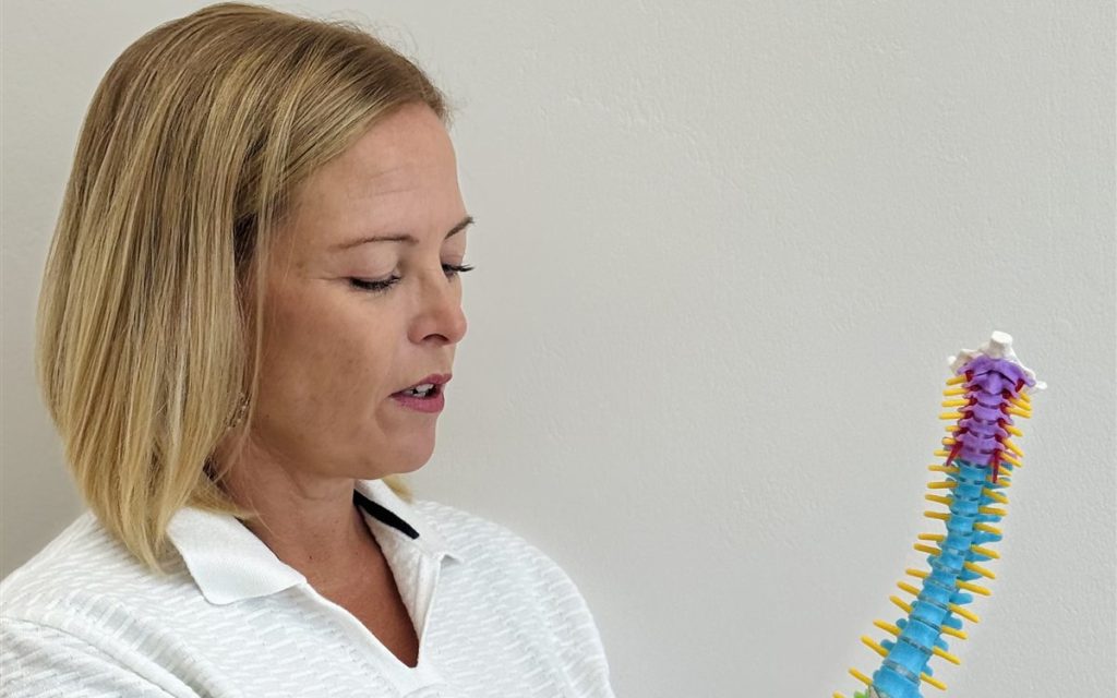 KörperKompass – Martina Vucic-Perko erklärt ein Wirbelsäulenmodell