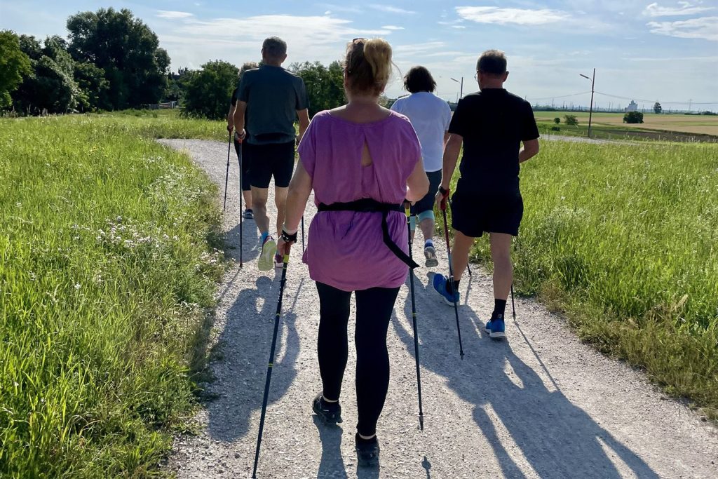 Nordic-Walking-Gruppe auf dem Weg in Oberlaa